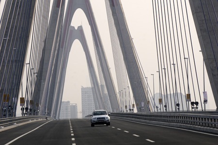 Cầu Nhật Tân nhìn về hướng Hà Nội.