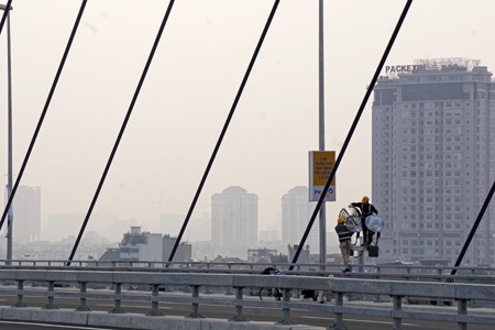 Hướng nhìn từ cầu Nhật Tân về phía cầu Thăng Long.