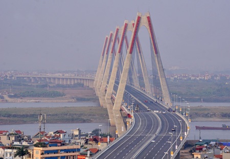 Phần đường dẫn lên cầu từ đường Võ Chí Công và nút giao Phú Thượng.