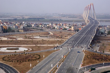 Phần đường dẫn lên cầu từ đường Võ Chí Công và nút giao Phú Thượng.