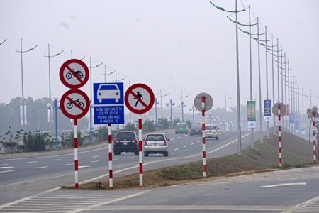 Đi trên con đường đẹp nhất thủ đô mang tên Đại tướng Võ Nguyên Giáp - 10 Phần đường dành cho xe ô tô trong những ngày đầu đi vào hoạt động vẫn còn nhiều xe máy đi vào.