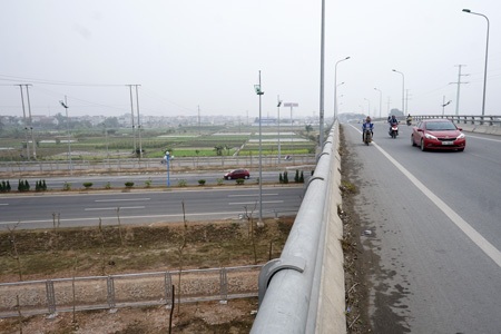 Đi trên con đường đẹp nhất thủ đô mang tên Đại tướng Võ Nguyên Giáp - 12 2 đường gom dành cho xe máy và xe thô sơ đạt tốc độ tối đa 40km/h.