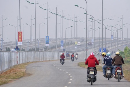 Đi trên con đường đẹp nhất thủ đô mang tên Đại tướng Võ Nguyên Giáp - 13 2 đường gom dành cho xe máy và xe thô sơ đạt tốc độ tối đa 40km/h.