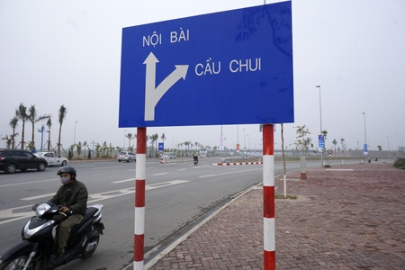 Đi trên con đường đẹp nhất thủ đô mang tên Đại tướng Võ Nguyên Giáp - 4 Các biển báo hướng dẫn giao thông chi tiết cho các phương tiện.