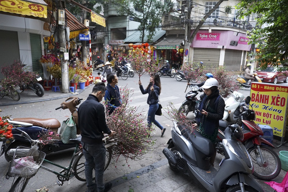 Một khu vực bán hoa nhỏ lẻ trong phố cổ họp từ sáng sớm.