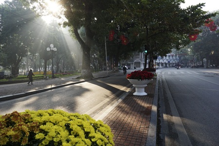 Tiết trời đẹp, nhiều cung bậc cảm xúc trong ngày đầu năm 2015 - 10 Rất ít người ra đường trong buổi sáng đầu tiên của năm 2015.