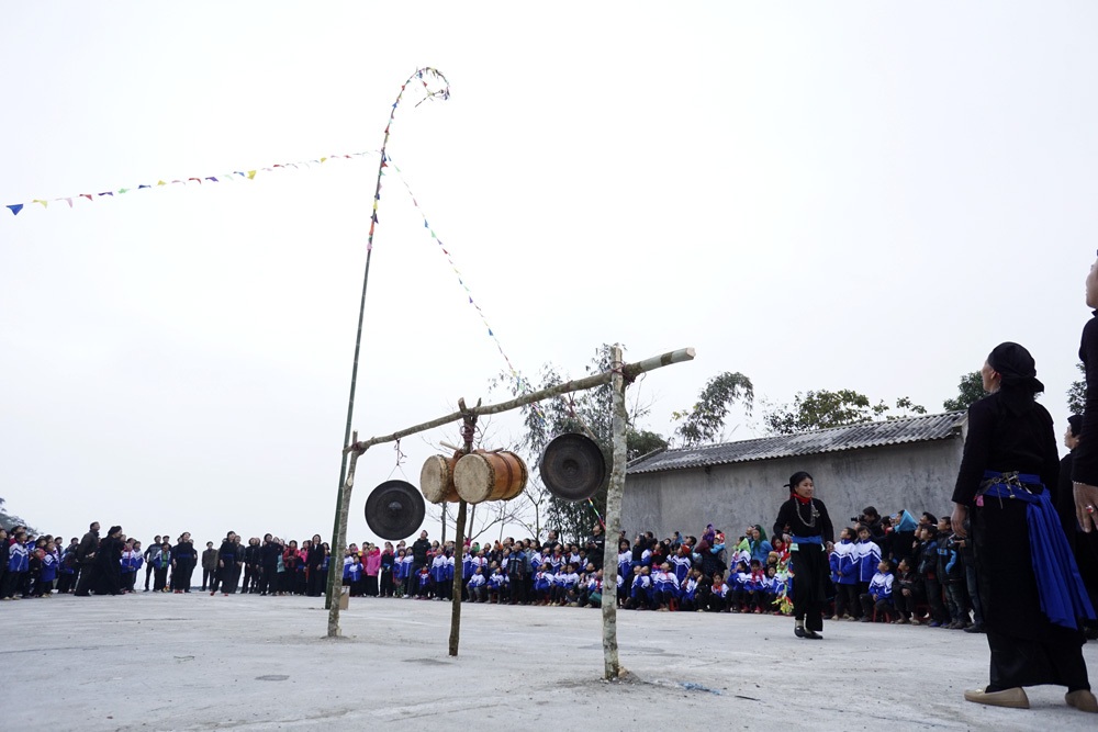 Các hoạt động vui chơi chính của người Là Chí trong tết Khu Cù Tê là ném còn, kéo co, hát đối...