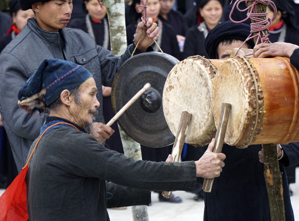 Màn đánh chiêng trống của Mổ Cóc sau khi kết thúc cúng lễ với 2 chiêng 2 trống.