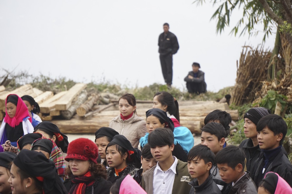 Dân bản kéo đến xem màn hát đối trong tết Khu Cù Tê.