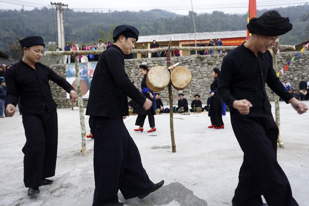 Điệu nhảy của người La Chí đan xen cùng câu hát: Khu Cù Tê... Hây hây... Khu Cù Tê...