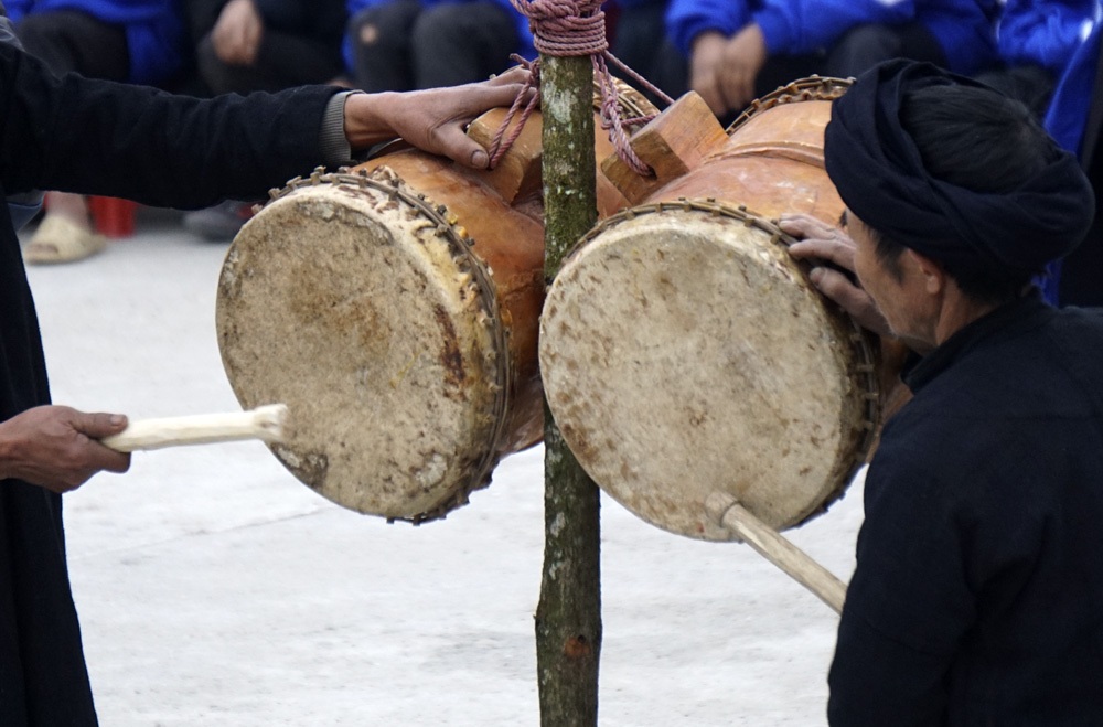 Màn đánh chiêng trống của Mổ Cóc sau khi kết thúc cúng lễ với 2 chiêng 2 trống.