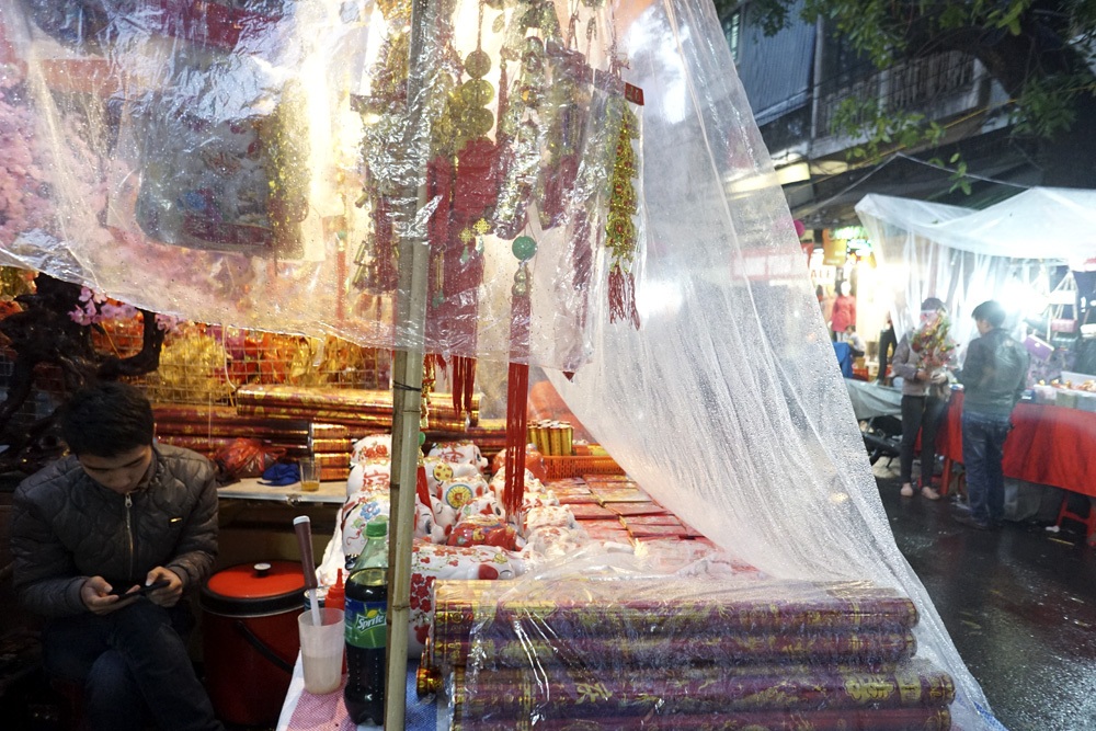 Chợ hoa trong mưa - 4 Rất nhiều hàng quán phải dùng nilon che cơ động tạm thời.