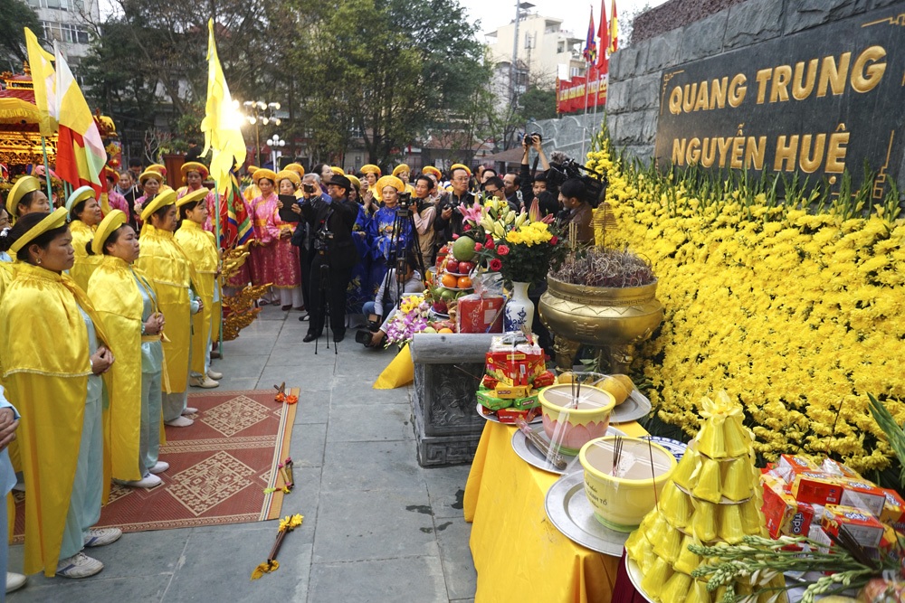 Tưng bừng hội Gò Đống Đa - 3 Lễ dâng hương dưới chân tượng đài vua Quang Trung.