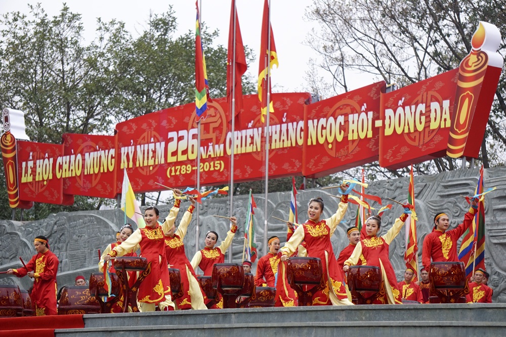 Tưng bừng hội Gò Đống Đa - 7 Người dân nghiêm trang trong lễ chào cờ.