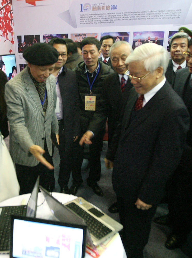 Tham quan Hội báo Xuân lớn nhất từ trước đến nay