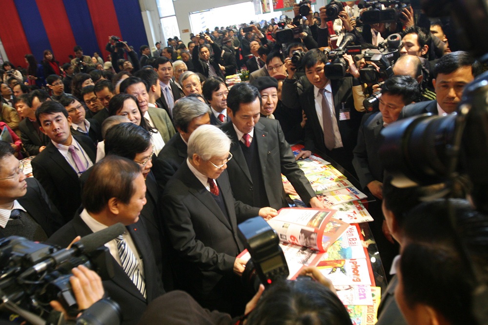 Tổng Bí thư Nguyễn Phú Trọng tại khu vực trưng bày các sản phẩm báo xuân.