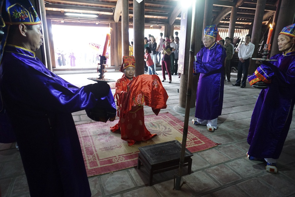 Nảy lửa cướp chiếu thiêng