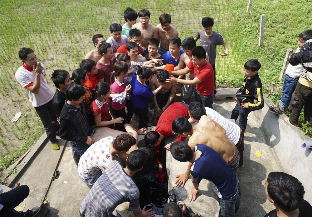 Nảy lửa cướp chiếu thiêng