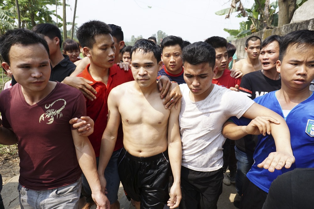 Nảy lửa cướp chiếu thiêng