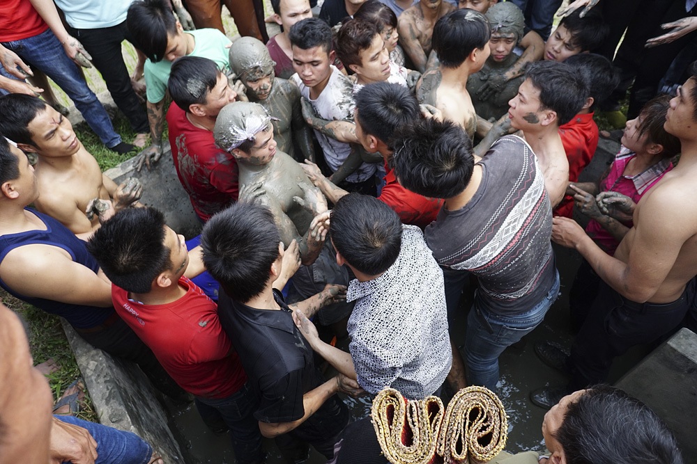 Nảy lửa cướp chiếu thiêng