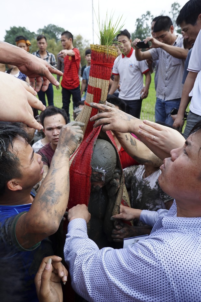 Nảy lửa cướp chiếu thiêng