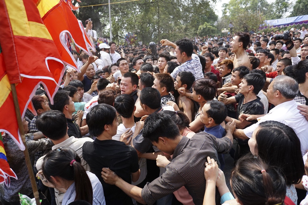 3 ông Bụt đã về đến sân đình, cảnh náo loạn đã xảy ra.