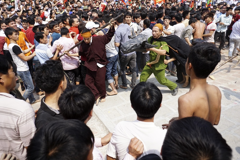 3 ông Bụt đã về đến sân đình, cảnh náo loạn đã xảy ra.