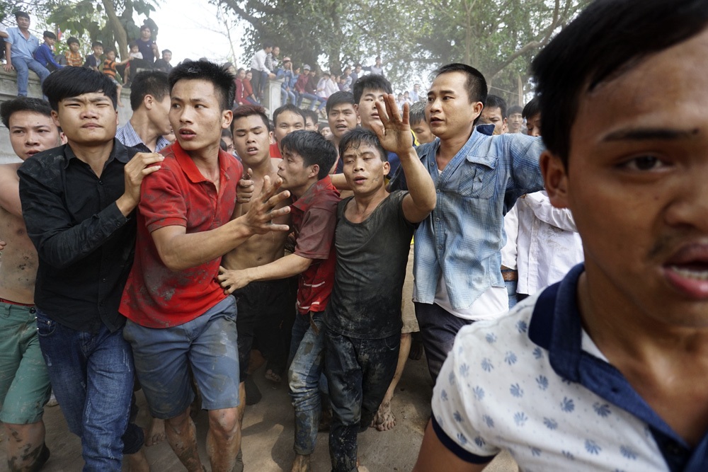 3 ông Bụt đã về đến sân đình, cảnh náo loạn đã xảy ra.