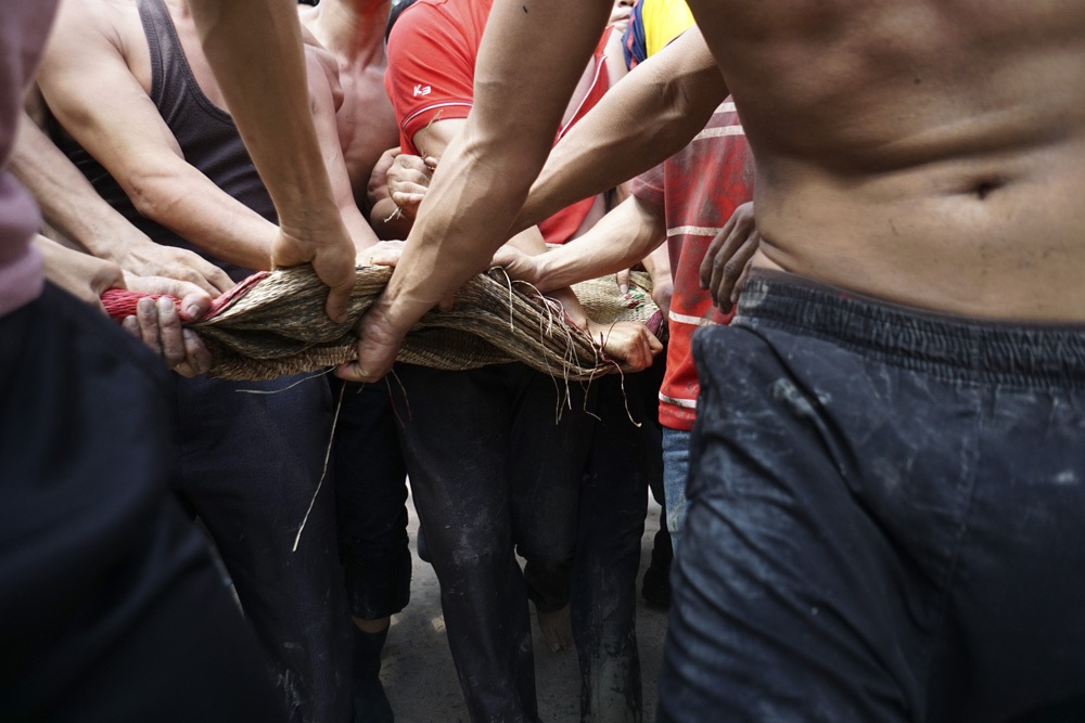 3 ông Bụt đã về đến sân đình, cảnh náo loạn đã xảy ra.