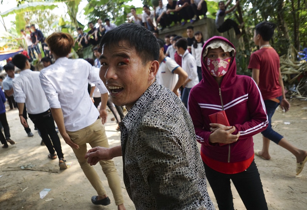 3 ông Bụt đã về đến sân đình, cảnh náo loạn đã xảy ra.