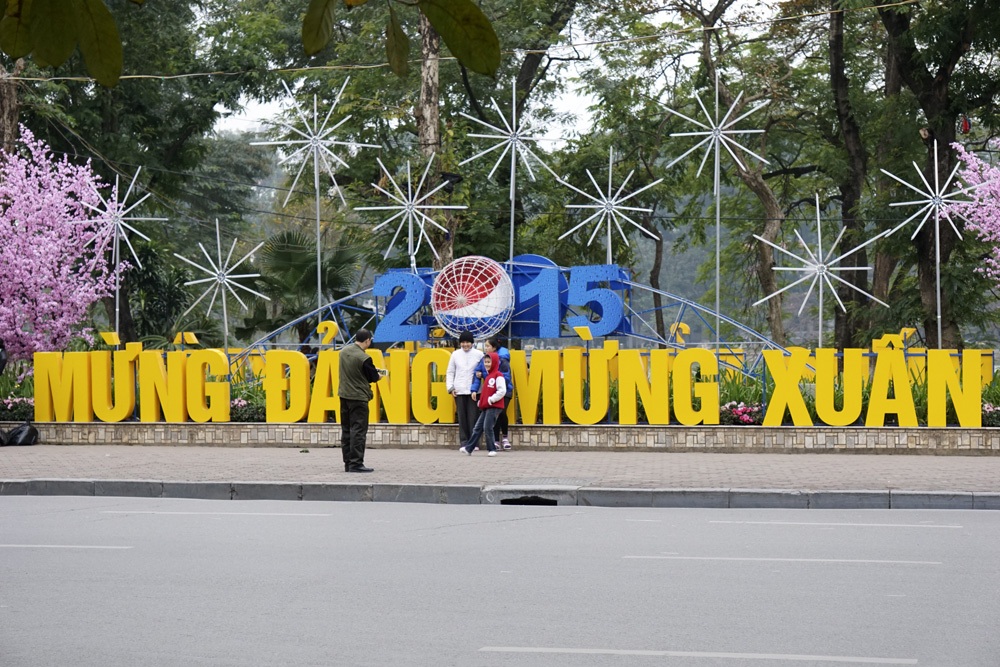 Hà Nội đỏ rực cờ hoa mừng Đảng mừng xuân - 4 Dòng chữ Mừng Đảng mừng xuân khổ lớn được dựng bên hồ Hoàn Kiếm thu hút người dân.