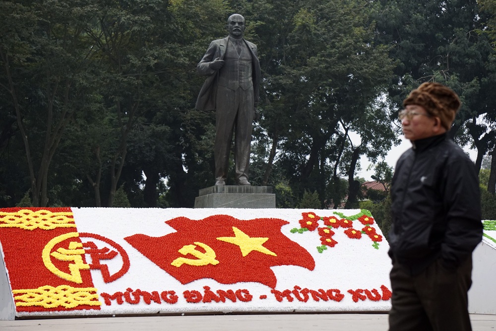 Hà Nội đỏ rực cờ hoa mừng Đảng mừng xuân - 6 Những hình ảnh và dòng chữ chào mừng ngày thành lập Đảng Cộng sản Việt Nam hiện diện khắp nơi.