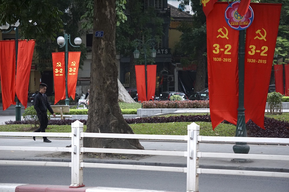 Hà Nội đỏ rực cờ hoa mừng Đảng mừng xuân - 7 Những hình ảnh và dòng chữ chào mừng ngày thành lập Đảng Cộng sản Việt Nam hiện diện khắp nơi.