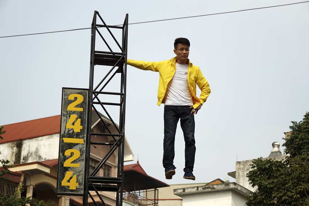 Nam thanh niên bay lơ lửng trên không trung