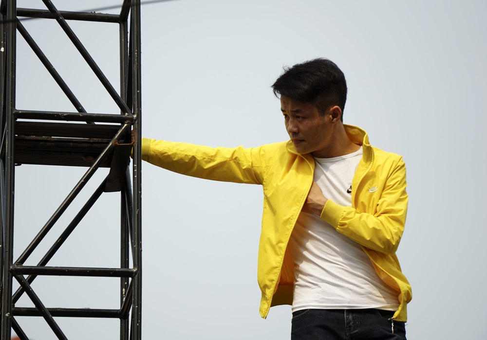 Nam thanh niên bay lơ lửng trên không trung