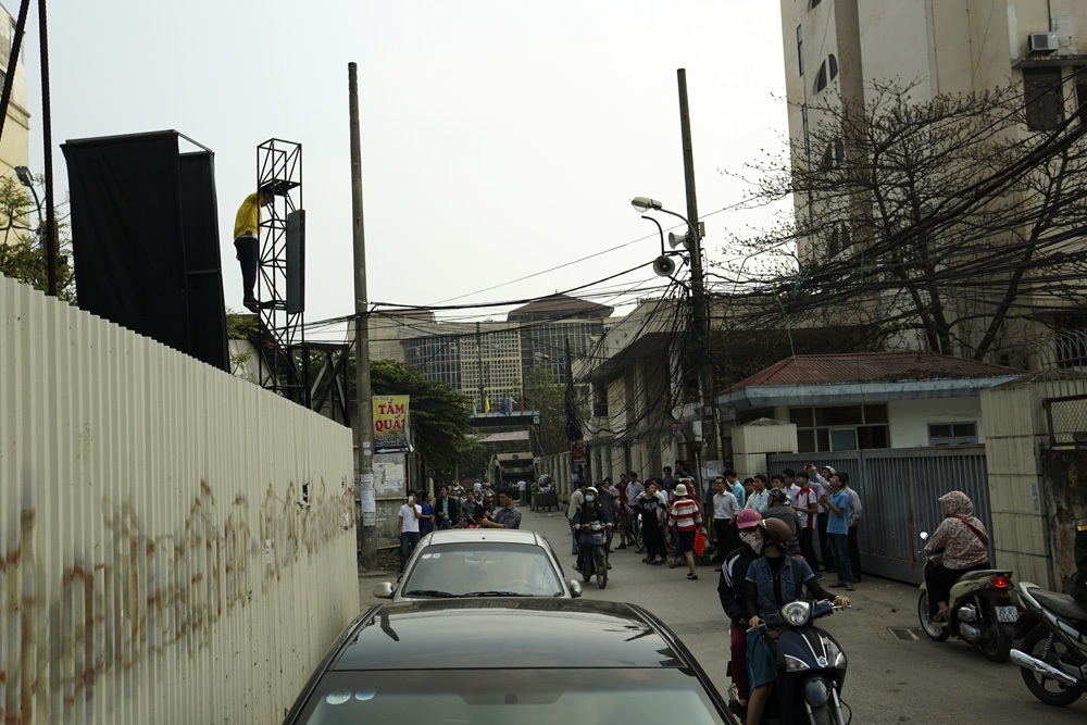 Nam thanh niên bay lơ lửng trên không trung