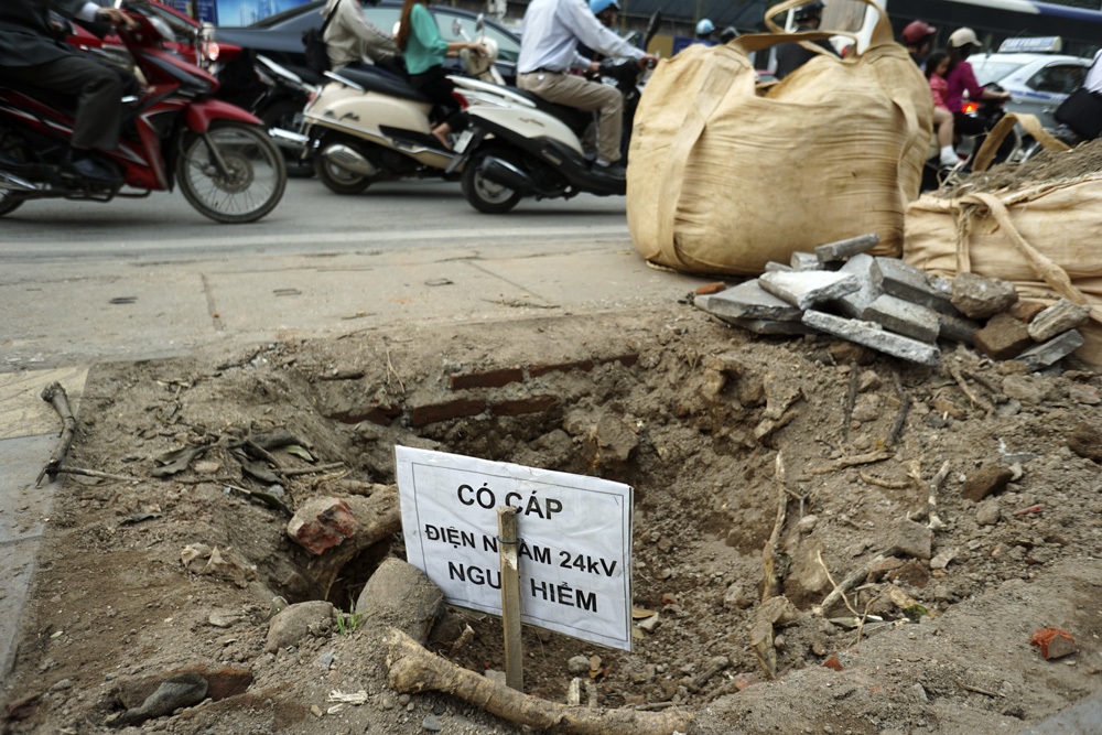 Những hố trồng cây trên đường Nguyễn Chí Thanh đang chờ trồng cây mới.