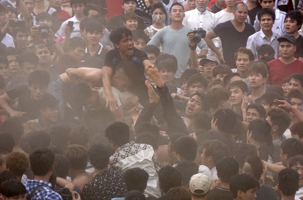 Nhưng hàng trăm người đã bao vây cướp lại quả phết, màn tranh cướp dẫm đạp quyết liệt lại tiếp tục.