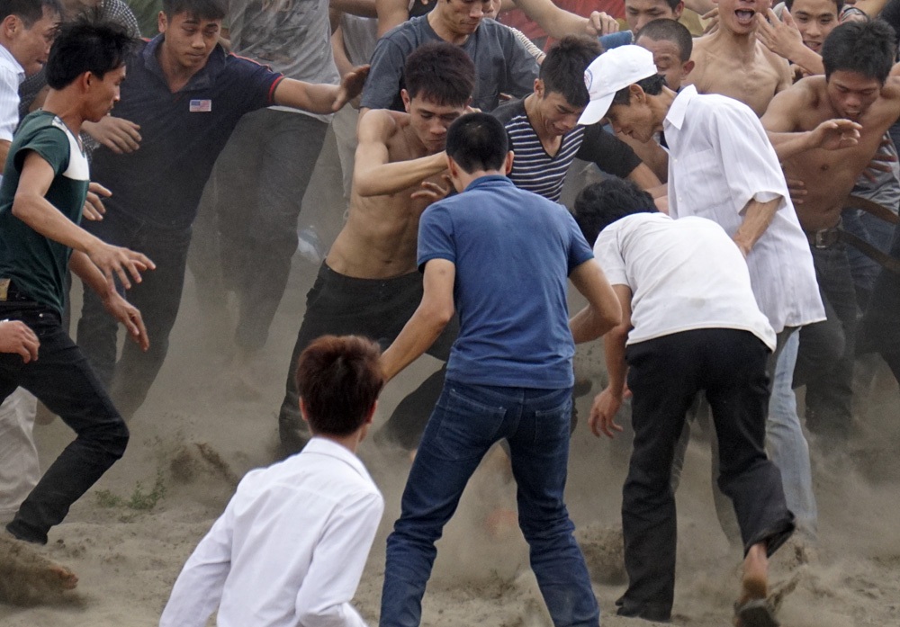 Nhưng hàng trăm người đã bao vây cướp lại quả phết, màn tranh cướp dẫm đạp quyết liệt lại tiếp tục.