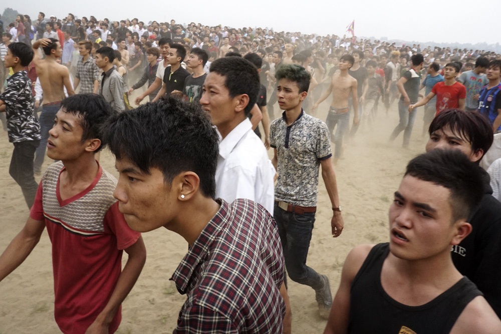 Quả phết cuối cùng đã có chủ, những thanh niên tham gia cướp phết mệt lử ra về trong thất vọng.