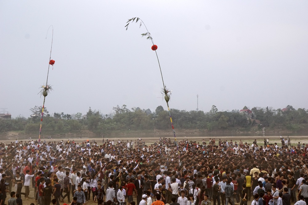 Hàng chục cây nêu cắm quanh bãi sông làm mốc cho khu vực tranh cướp phết.