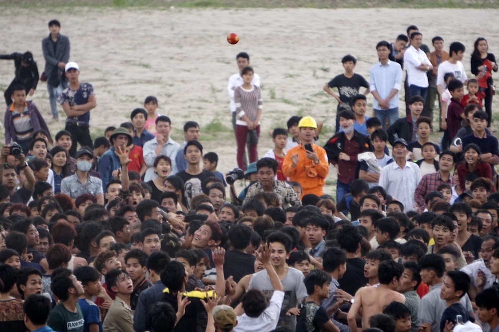 Quả phết vừa được bỏ xuống lỗ lập tức bị hất tung lên không.