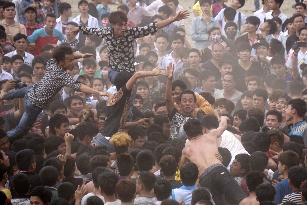 Màn cướp phết chính thức bắt đầu.