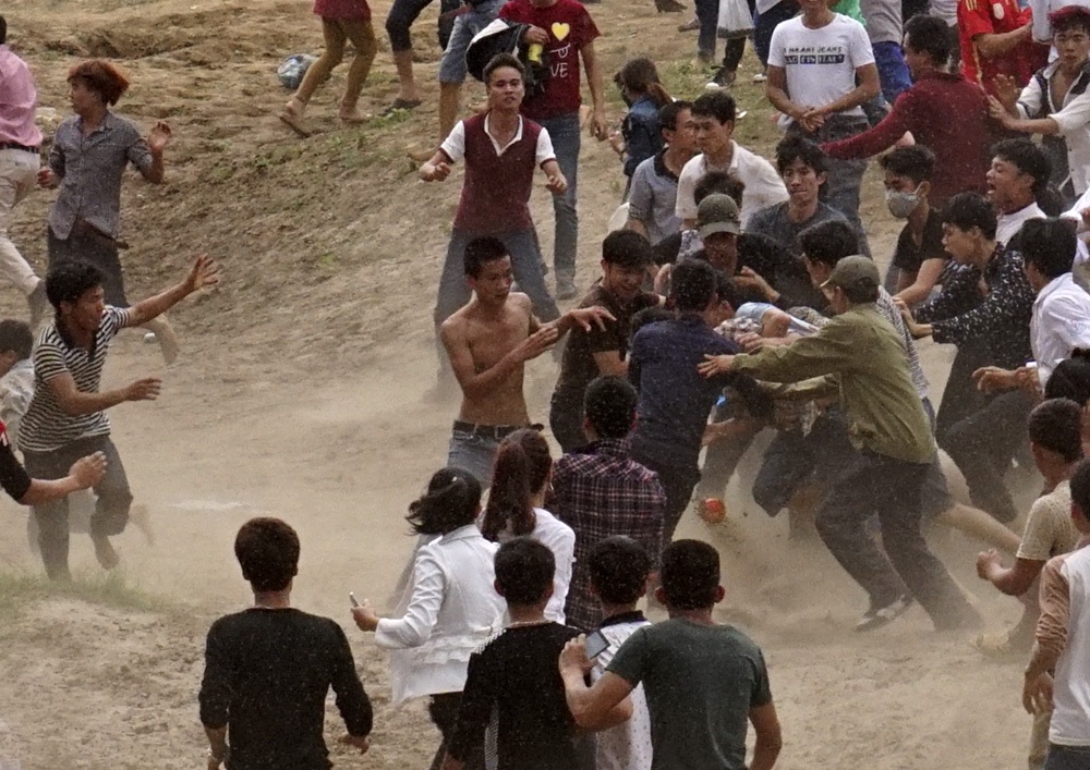 Có 3 quả phết sẽ được thả lần lượt, quả phết đều tiên vẫn chưa có chủ sau 30 phút tranh giành.