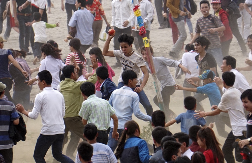 Có 3 quả phết sẽ được thả lần lượt, quả phết đều tiên vẫn chưa có chủ sau 30 phút tranh giành.