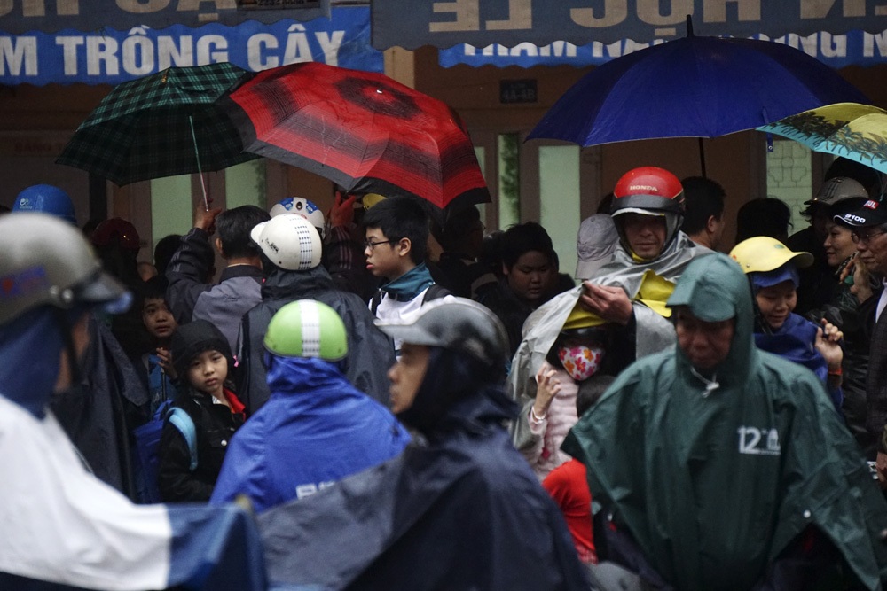 Cảnh đón con em giờ tan học tại trường Tiểu học Phan Chu Trinh.