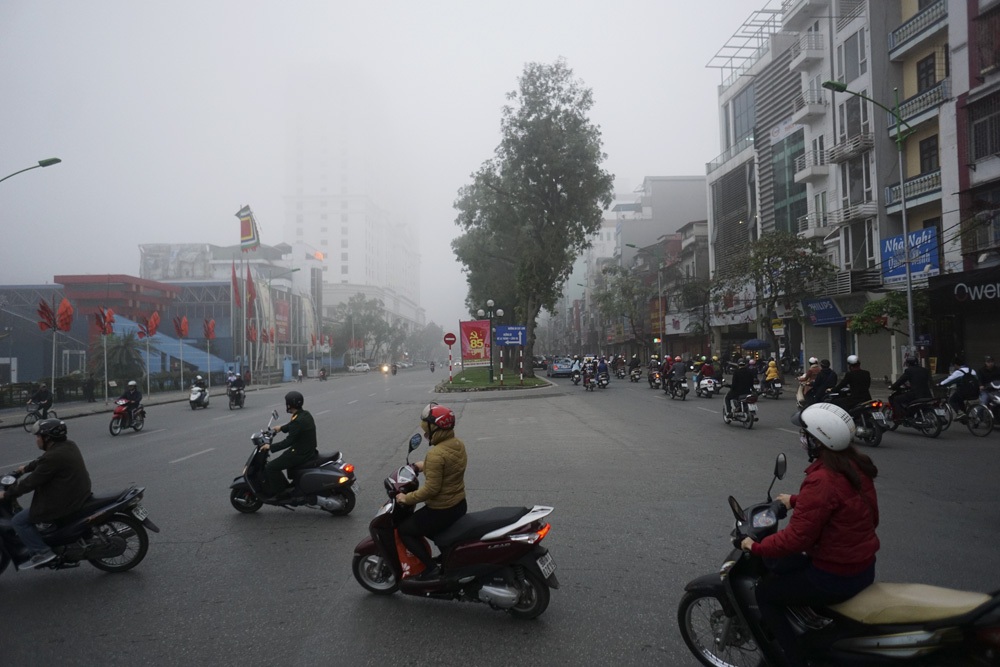 Sương mù dày đặc bao phủ Hà Nội - 2 Khoảng 7 giờ sáng nay là thời điểm sương mù dày đặc nhất.