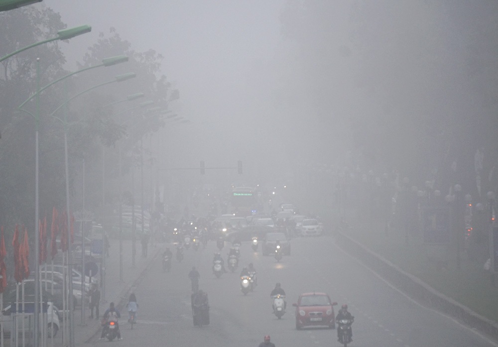 Sương mù dày đặc bao phủ Hà Nội - 4 Các phương tiện giao thông bật đèn để bảo đảm an toàn.