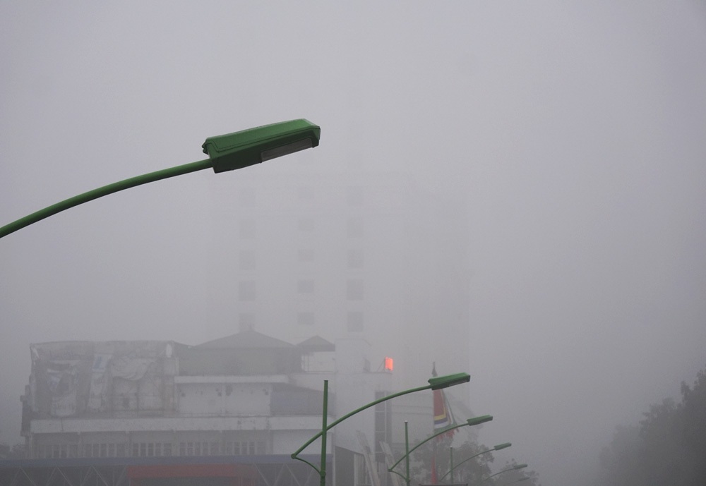 Sương mù dày đặc bao phủ Hà Nội - 5 Những nhà cao tầng đều không thể nhìn thấy nóc.