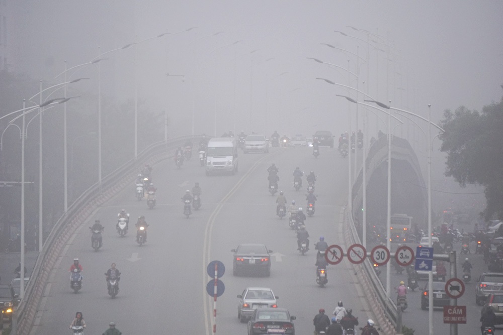 Sương mù dày đặc bao phủ Hà Nội - 6 Sương mù trên hồ Ngọc Khánh.